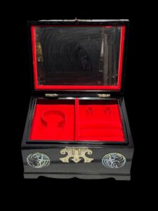Vintage Korean Mother of Pearl Inlaid Jewelry Box - Image 4