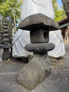 25" Lava Stone Nozura-Doro Lantern - Image 3
