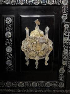 Vintage Korean Showcase Lacquer Cabinet Inlaid Vase And Urn - Image 5