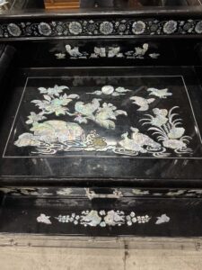 Vintage Korean Black Lacquer Vanity Inlaid Animal & Floral Motifs - Image 4